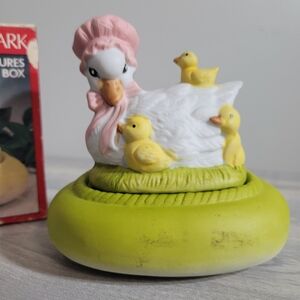 Vintage ARTMARK Mother Goose Duck Pink Bonnet 3 Babies Trinket Box Taiwan